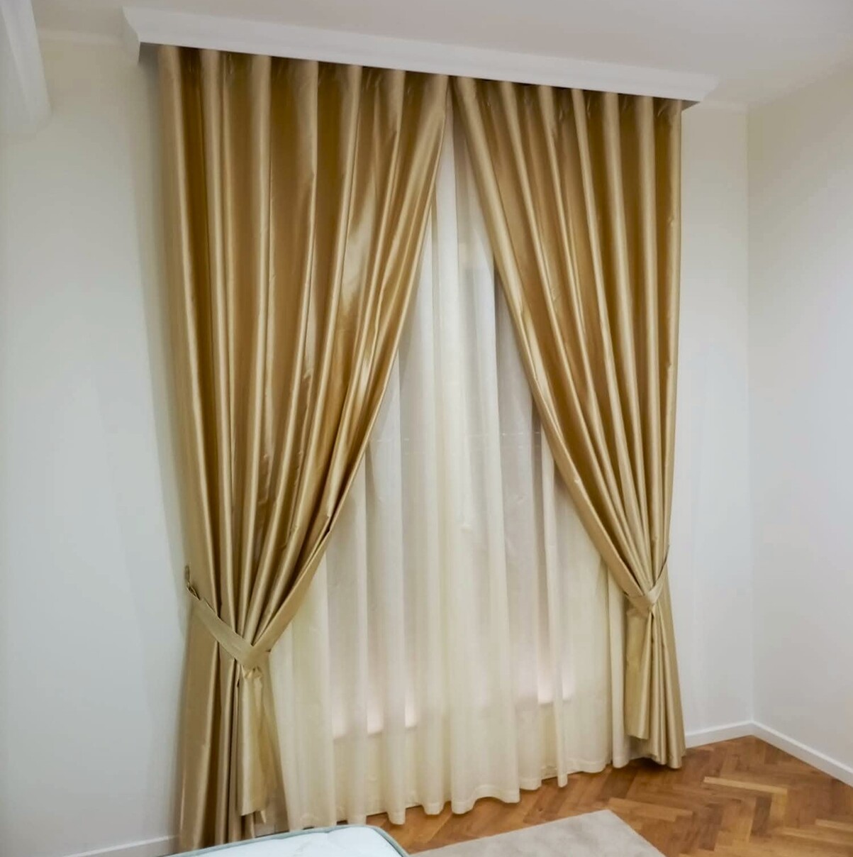Doppia tenda dorata elegante
